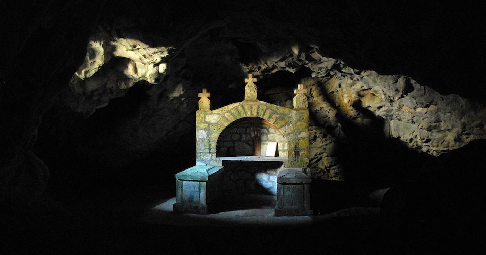 Neobični biseri srpske duhovnosti: Crkve u pećini i čelavi Isus