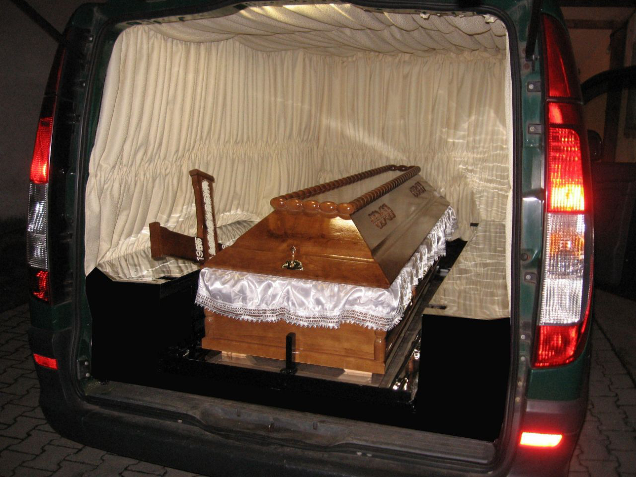 FUNERAL EQUIPMENT PECIC Funeral services Kraljevo - Photo 3
